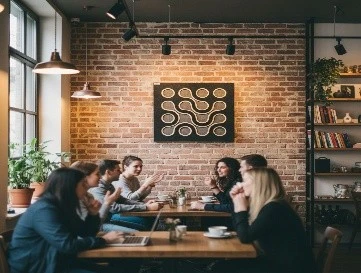 Modern open kantoor met akoestische plafondpanelen