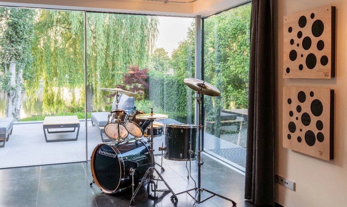 Professionele opnamestudio met akoestische panelen op de muren