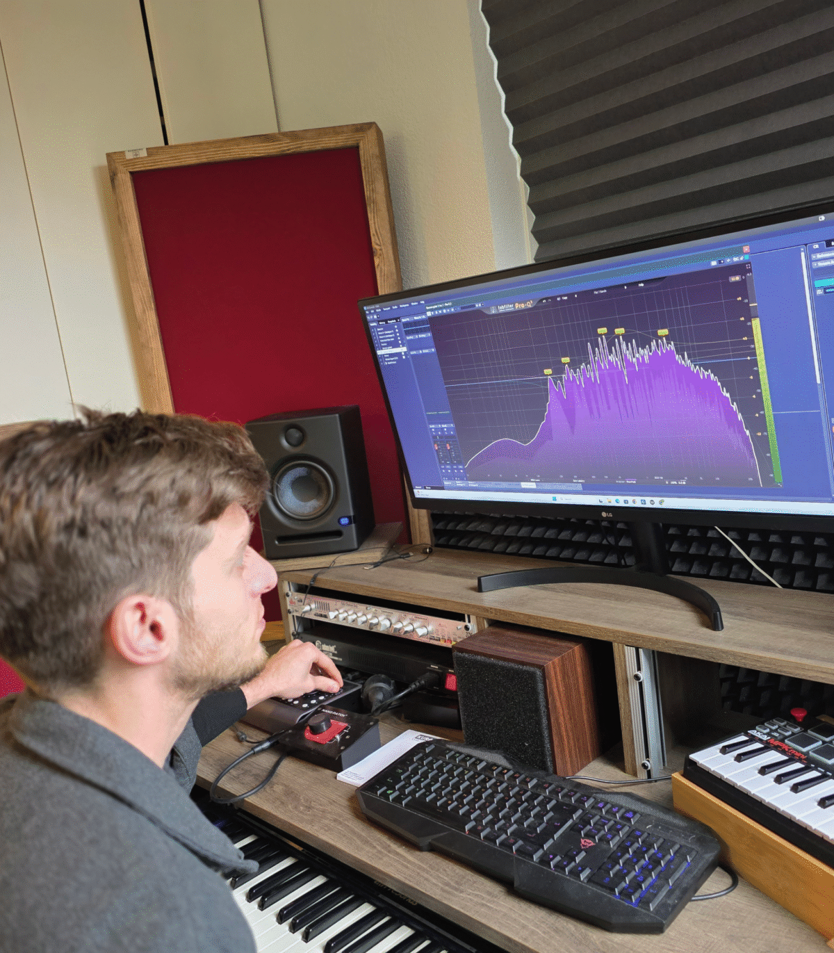 Thuiswerkplek met akoestische panelen voor betere videogesprekken