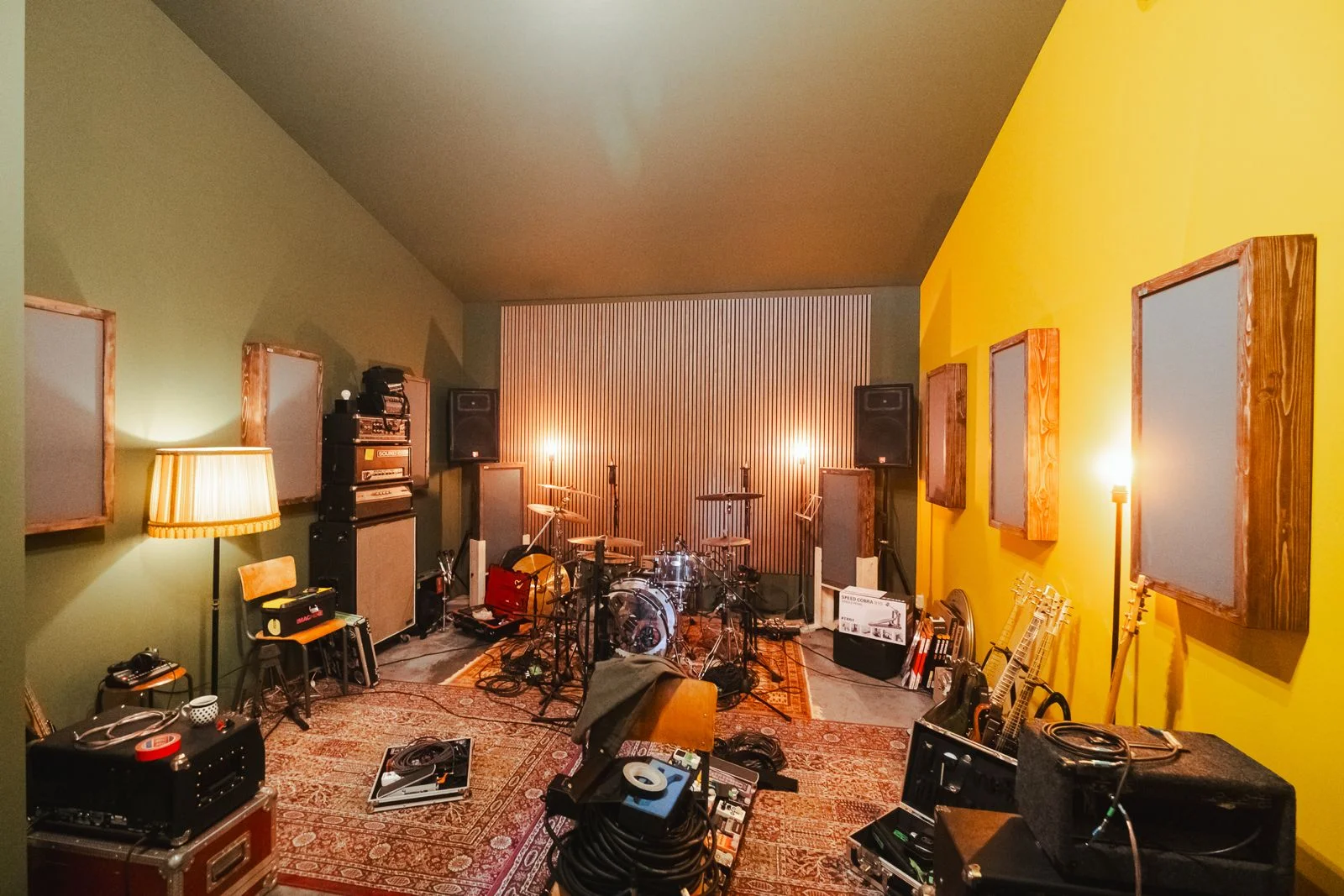 Modern klaslokaal met akoestische behandeling voor beter leren