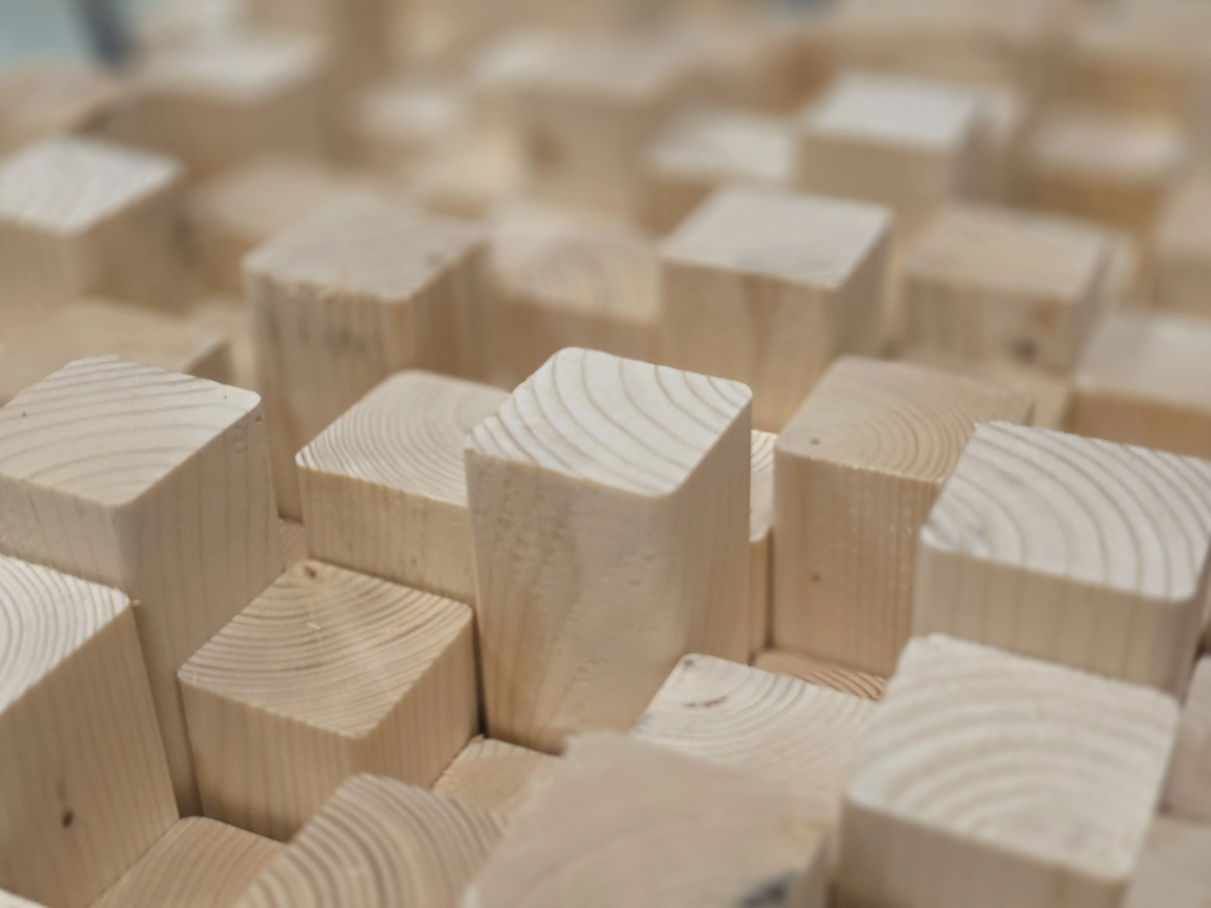 Modern café interieur met akoestische panelen voor geluidsreductie